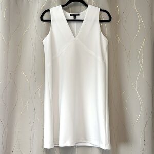Banana Republic Like New Size 2 White V Neck Dress